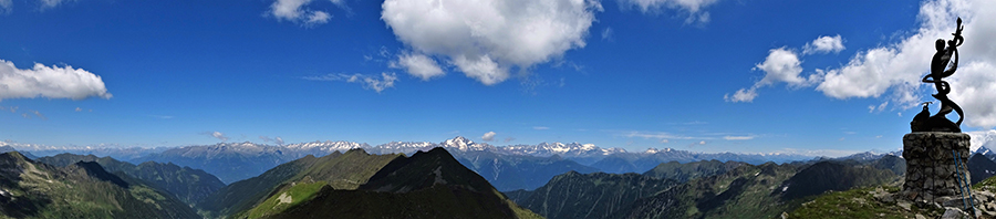 Panorama da Cima Cadelle verso le Orobie valtellinesi e le Alpi Retiche